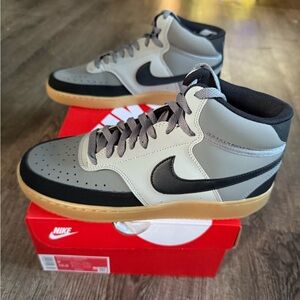 Nike Men's Gray and Black Sneakers with Gum Sole